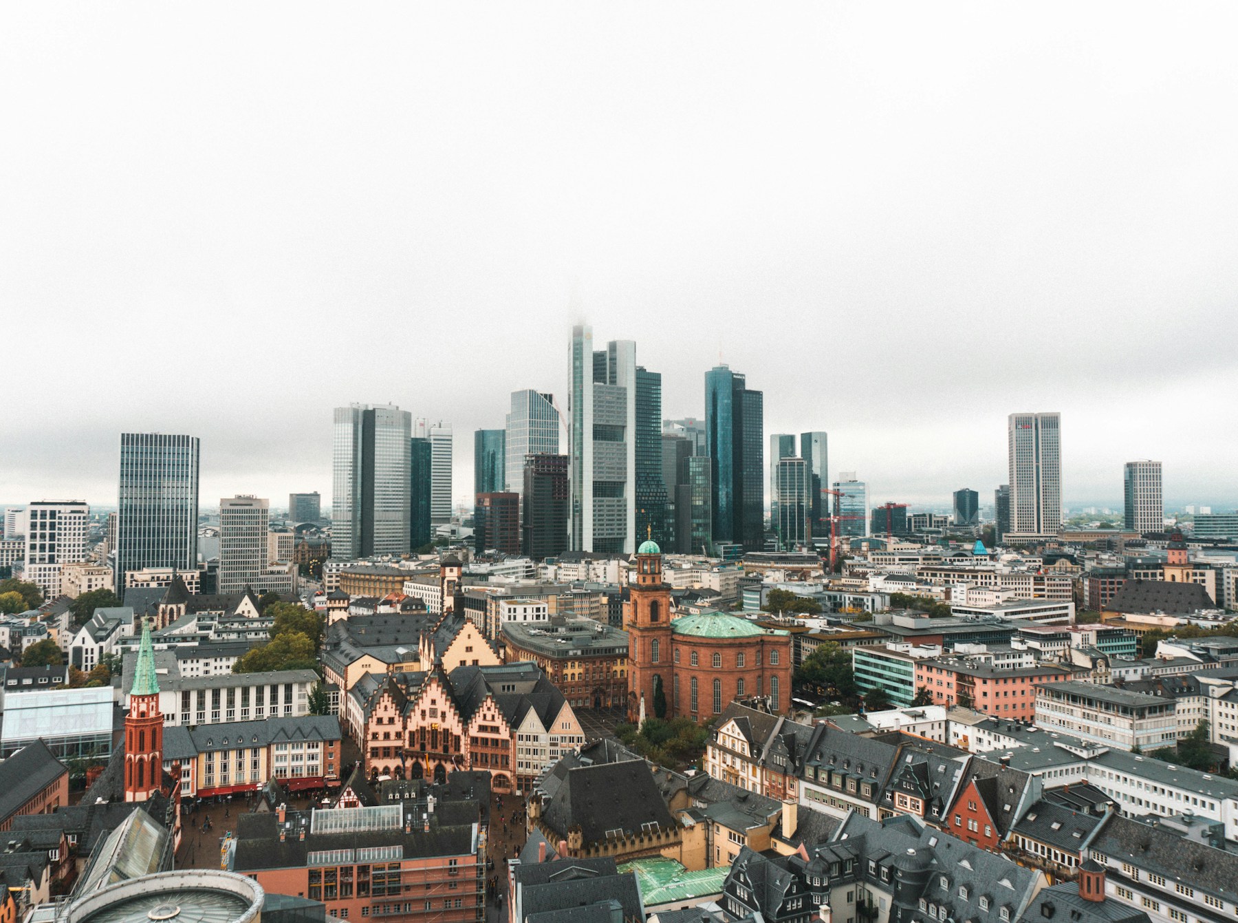 Frankfurt Altstadt mit Skyline